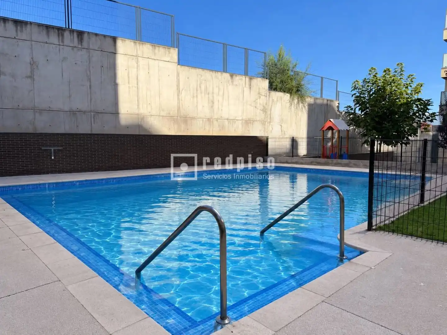 Piscina de Pis en venda en Paracuellos de Jarama amb Aire condicionat, Calefacció i Jardí privat