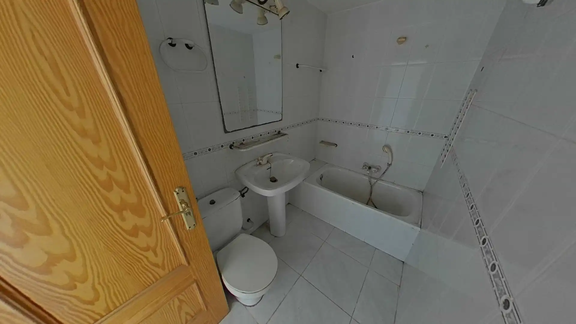 Bathroom of Flat for sale in Granada  with Terrace