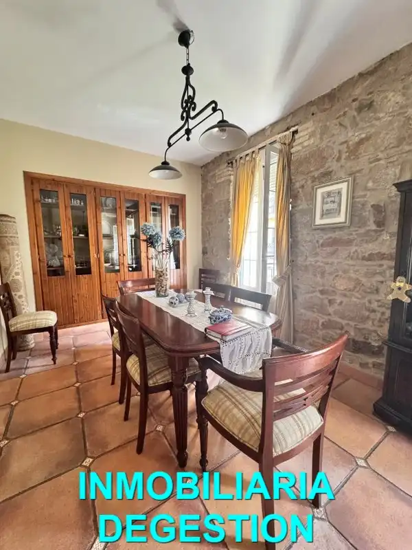 Menjador de Casa adosada en venda en Linares amb Aire condicionat, Calefacció i Jardí privat