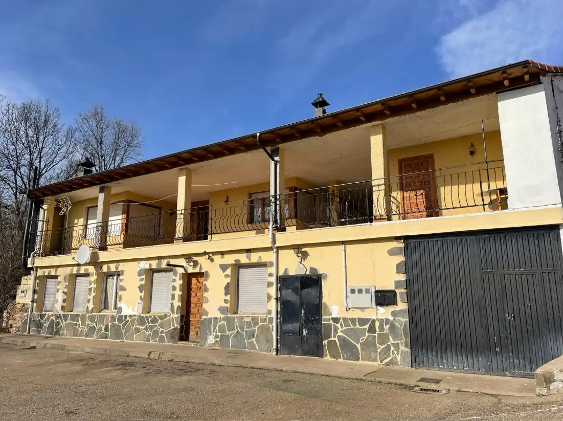 Vista exterior de Casa o xalet en venda en Valdepiélago amb Calefacció i Jardí privat