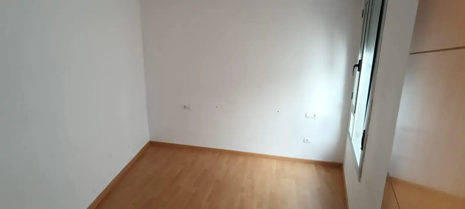 Schlafzimmer von Dachboden zum Verkauf in L'Ampolla mit Terrasse und Balkon