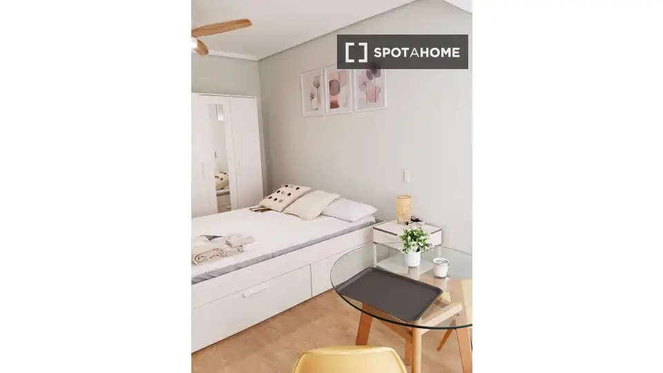 Bedroom of Flat for rent in Valencia  with Air Conditioner, Heating and Furnished