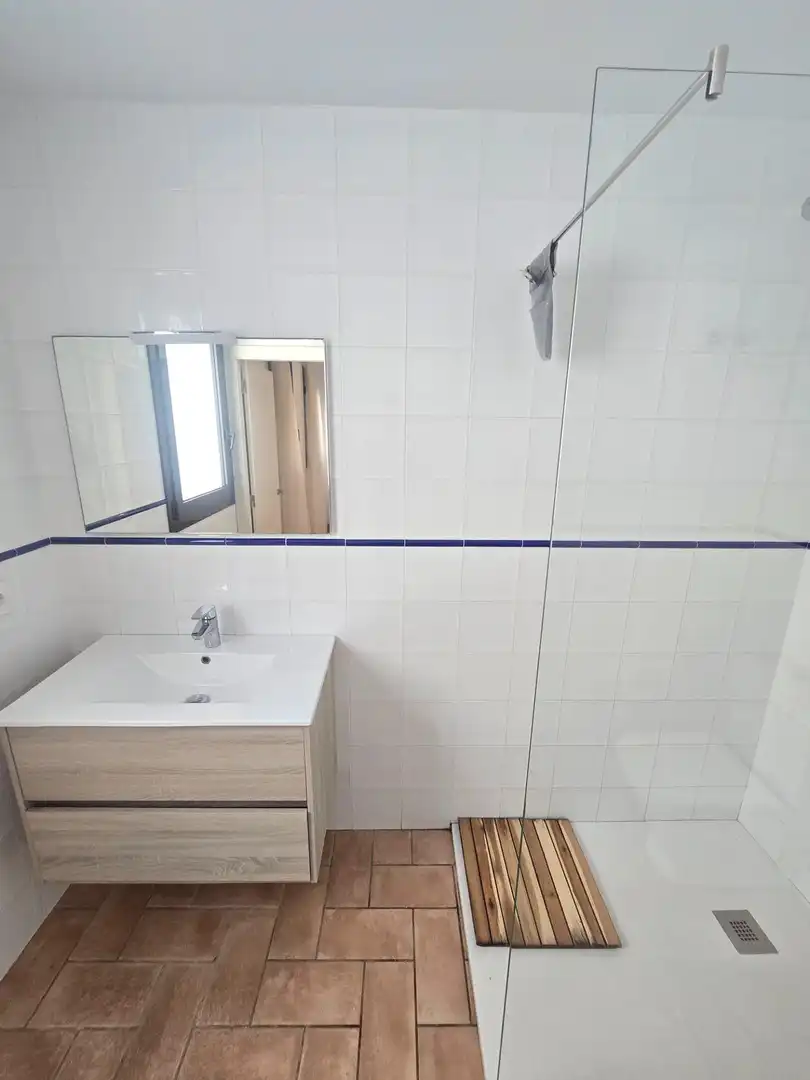Bathroom of Ground floor for rent in El Masnou  with Air Conditioner, Heating and Private garden