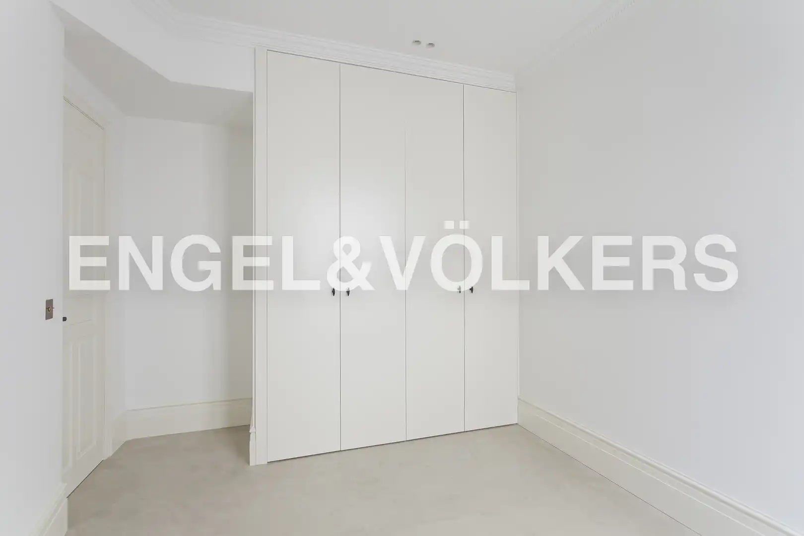Schlafzimmer von Dachboden zur Miete in Madrid mit Klimaanlage, Heizung und Balkon