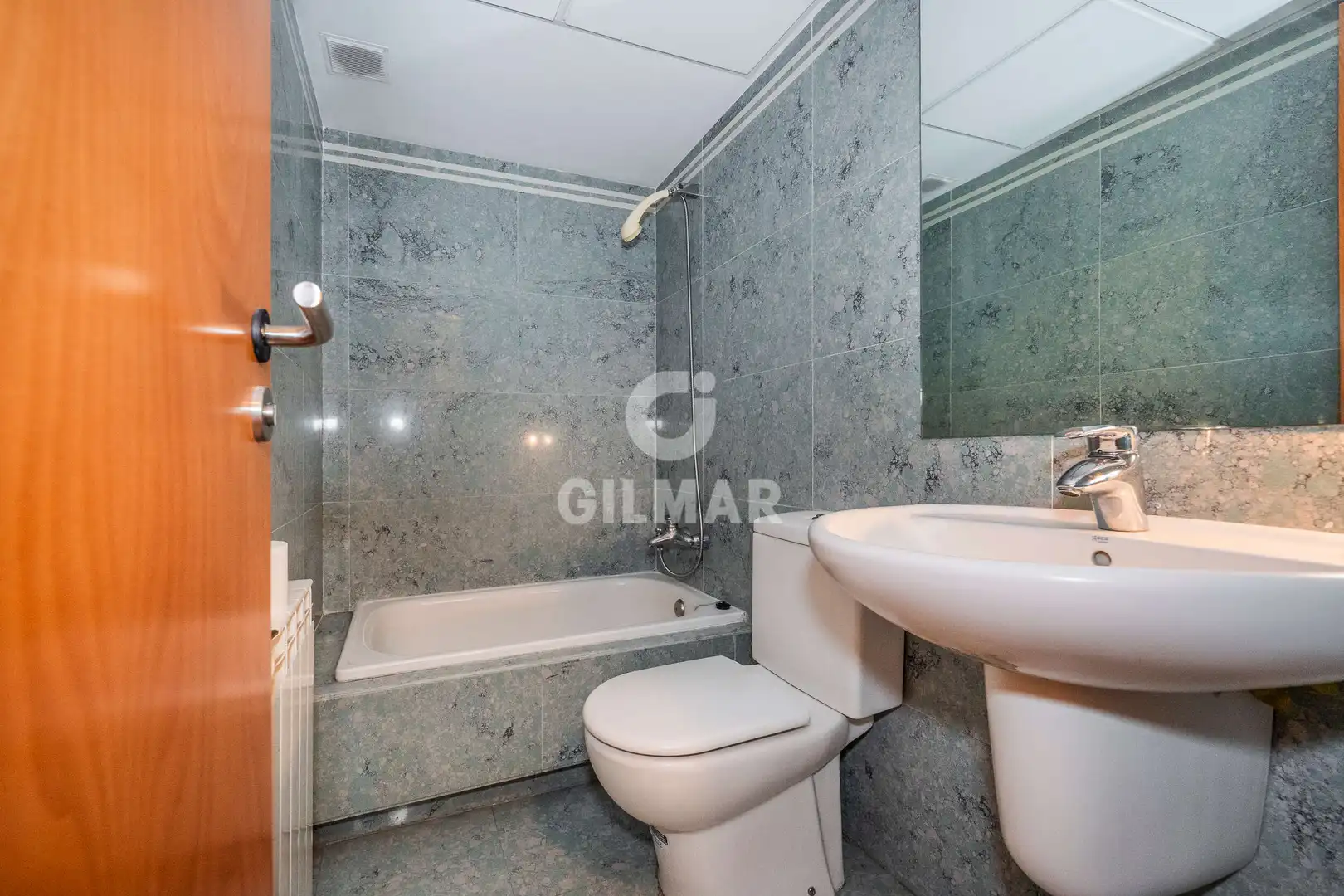 Badezimmer von Dachboden zum Verkauf in Madrid mit Heizung, Privatgarten und Abstellraum