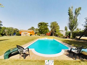 Chalet con piscina en venta en N501