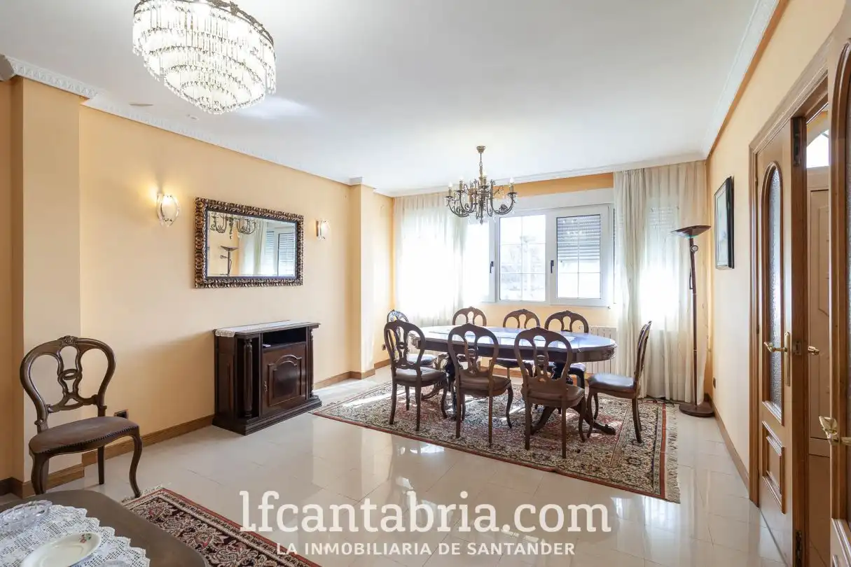 Comedor de Casa o chalet en venta en Santa Cruz de Bezana con Calefacción, Jardín privado y Trastero