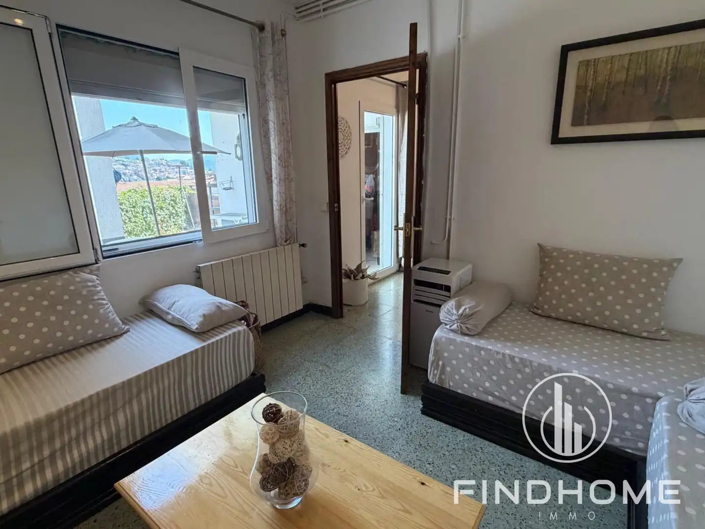 Sala de estar de Casa adosada en venta en Olot con Calefacción y Trastero