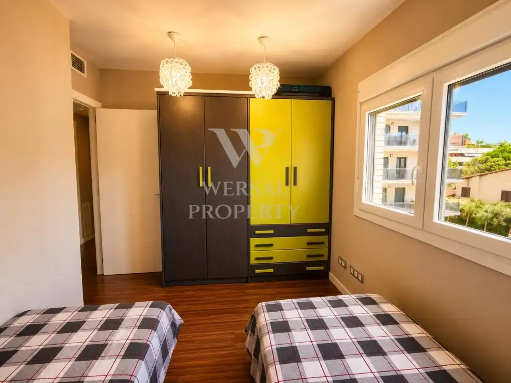 Schlafzimmer von Wohnungen zum Verkauf in Salou mit Klimaanlage, Privatgarten und Möbliert