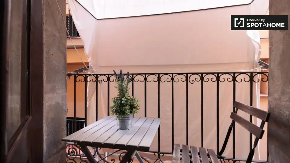 Habitació a Sant Pere, Sta. Caterina i la Ribera