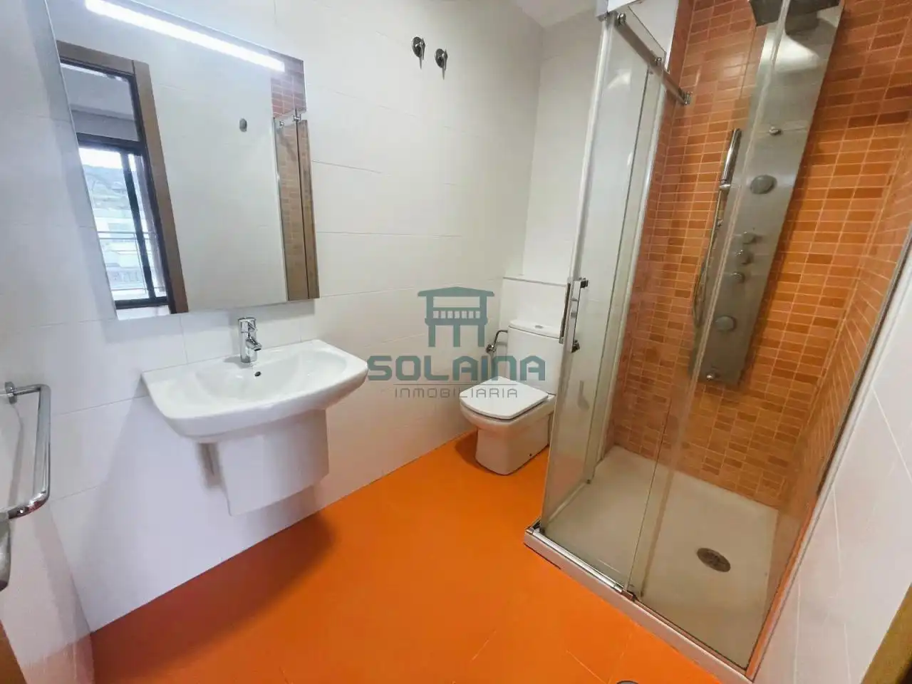 Bany de Apartament de lloguer en Ourense Capital  amb Calefacció, Traster i Balcó