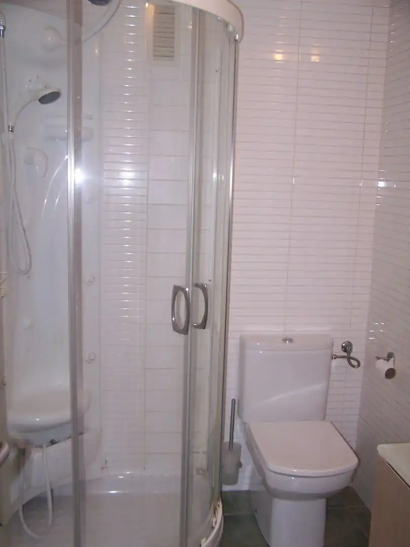 Baño de Piso de alquiler en Huelva con Aire acondicionado, Amueblado y Balcón
