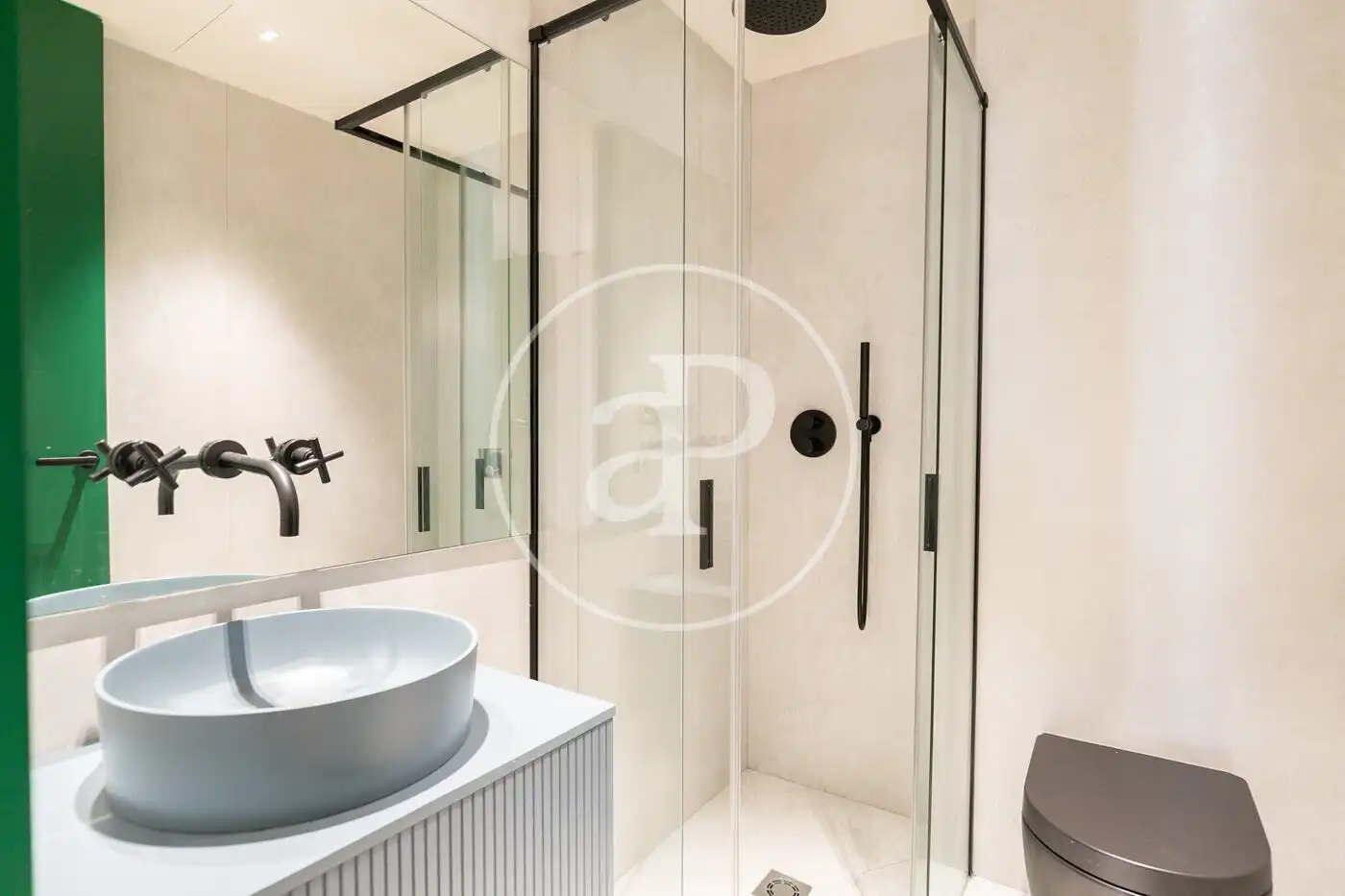 Badezimmer von Dachboden zum Verkauf in Barcelona mit Klimaanlage, Heizung und Terrasse
