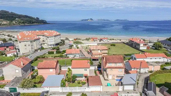 Vista exterior de Casa o xalet en venda en Nigrán amb Calefacció, Jardí privat i Parquet