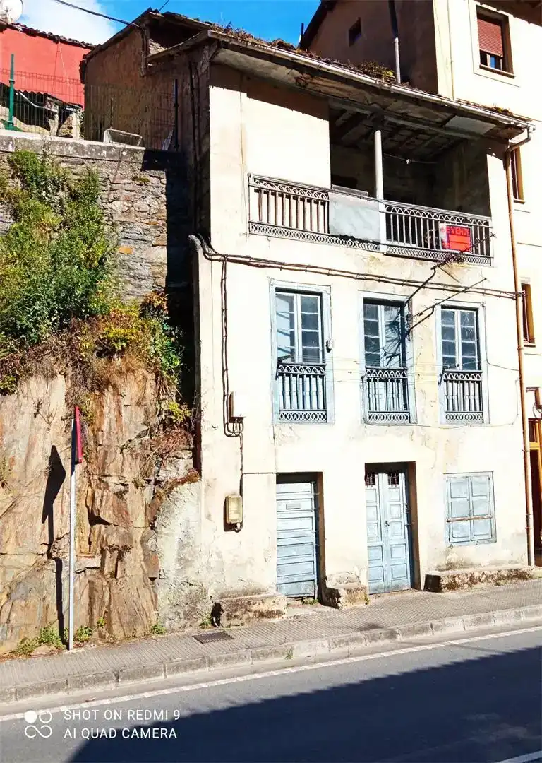 Vista exterior de Piso en venta en Cangas del Narcea con Trastero y Balcón