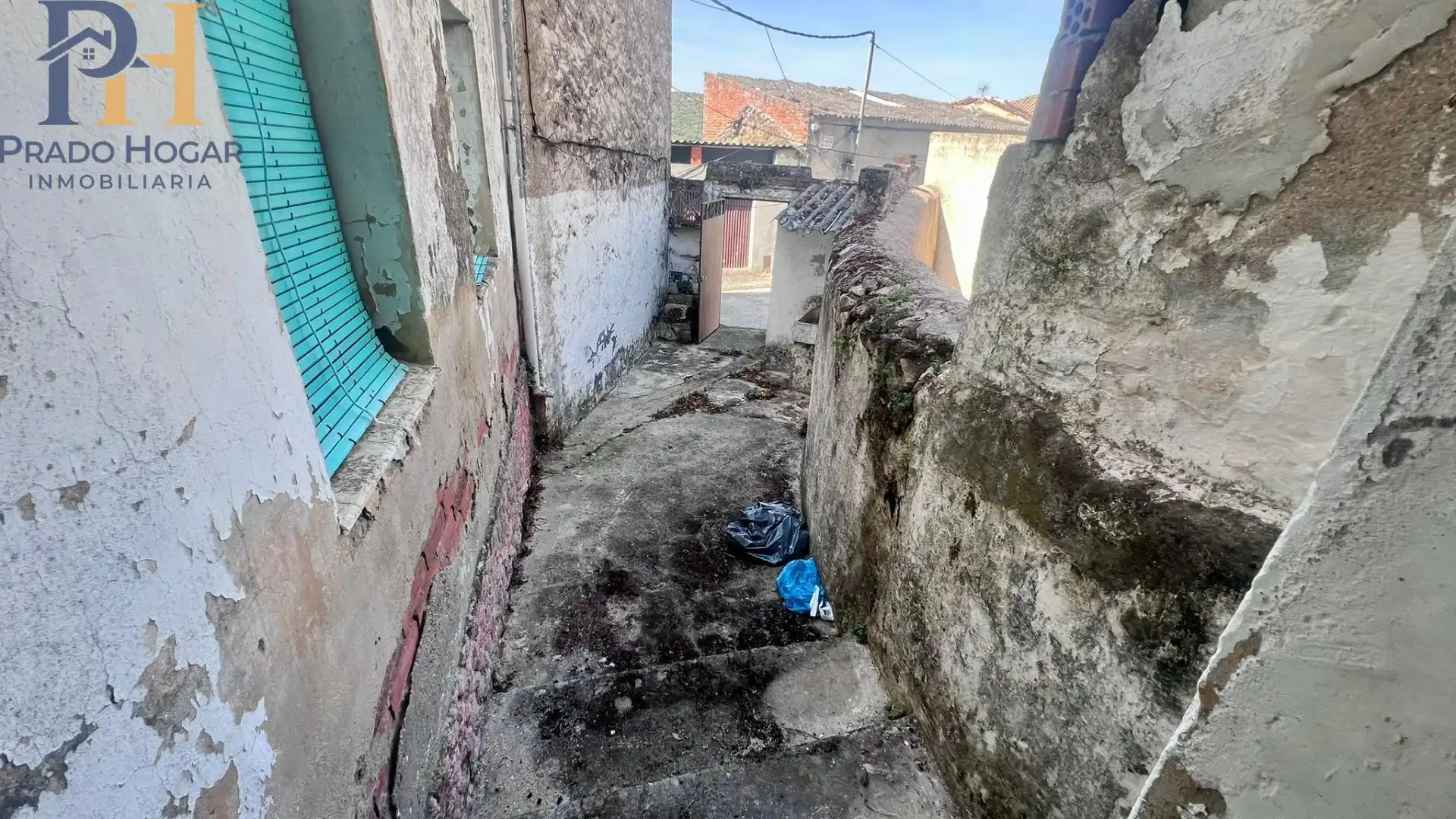 Vista exterior de Casa o xalet en venda en Montesclaros amb Balcó