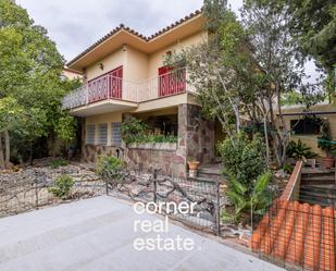 Vista exterior de Casa o xalet en venda en Cerdanyola del Vallès amb Calefacció, Jardí privat i Terrassa