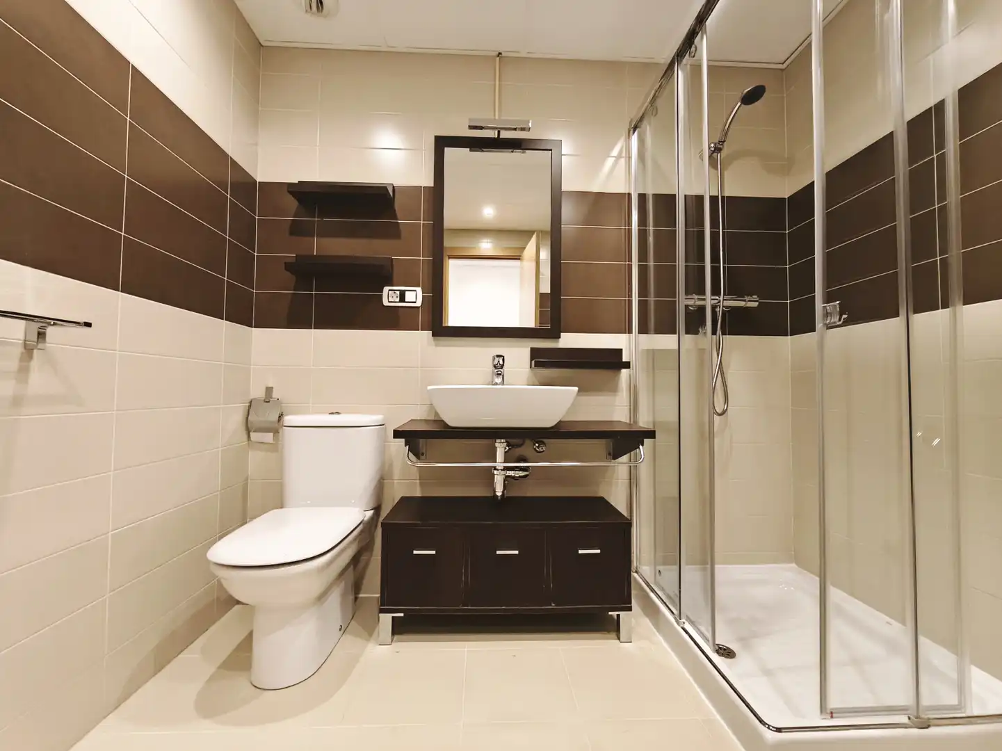 Baño de Piso en venta en  Logroño con Aire acondicionado, Calefacción y Jardín privado