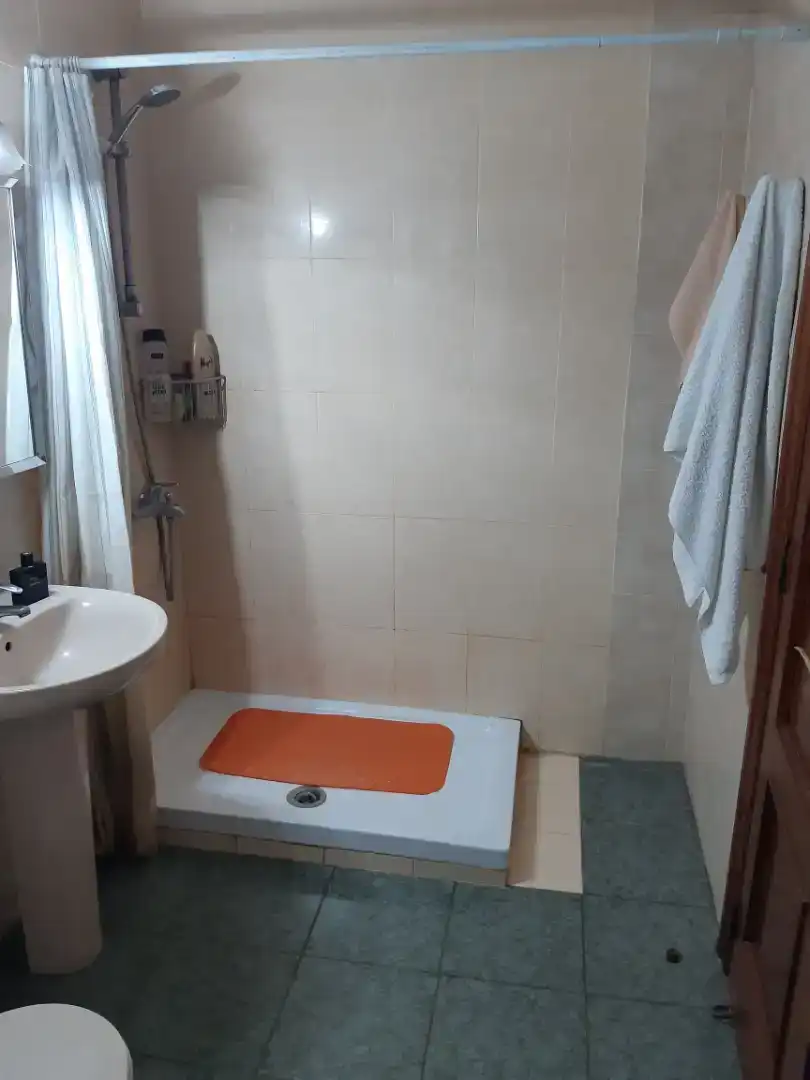 Baño de Piso para compartir en L'Olivereta
