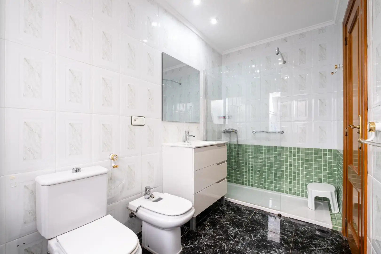 Badezimmer von Dachboden zur Miete in Moncada mit Privatgarten, Terrasse und Balkon