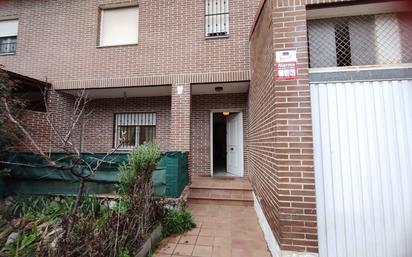 Vista exterior de Casa o xalet en venda en Cedillo del Condado amb Calefacció, Jardí privat i Terrassa