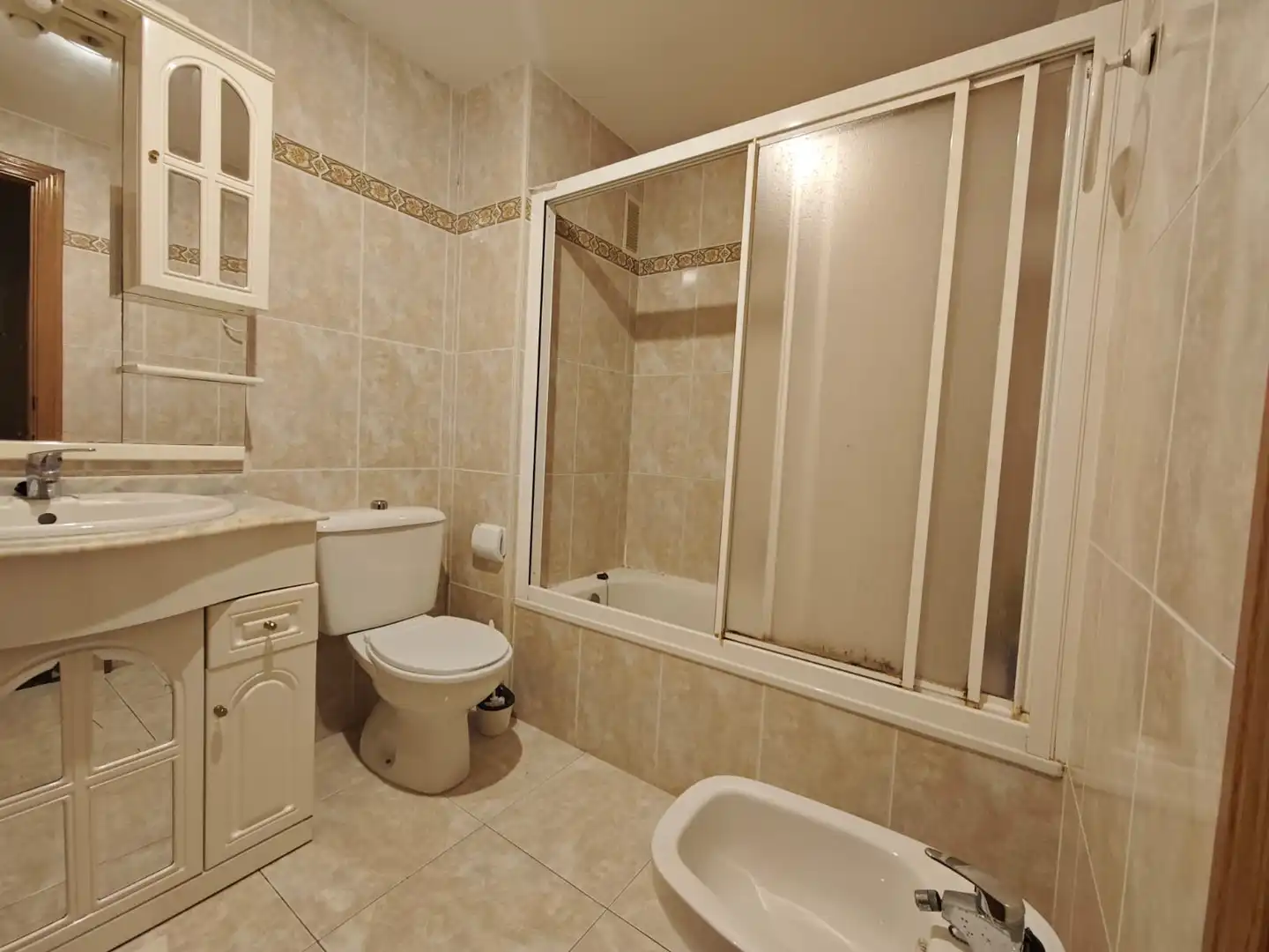 Bathroom of Flat for sale in Valencia  with Air Conditioner, Furnished and Oven