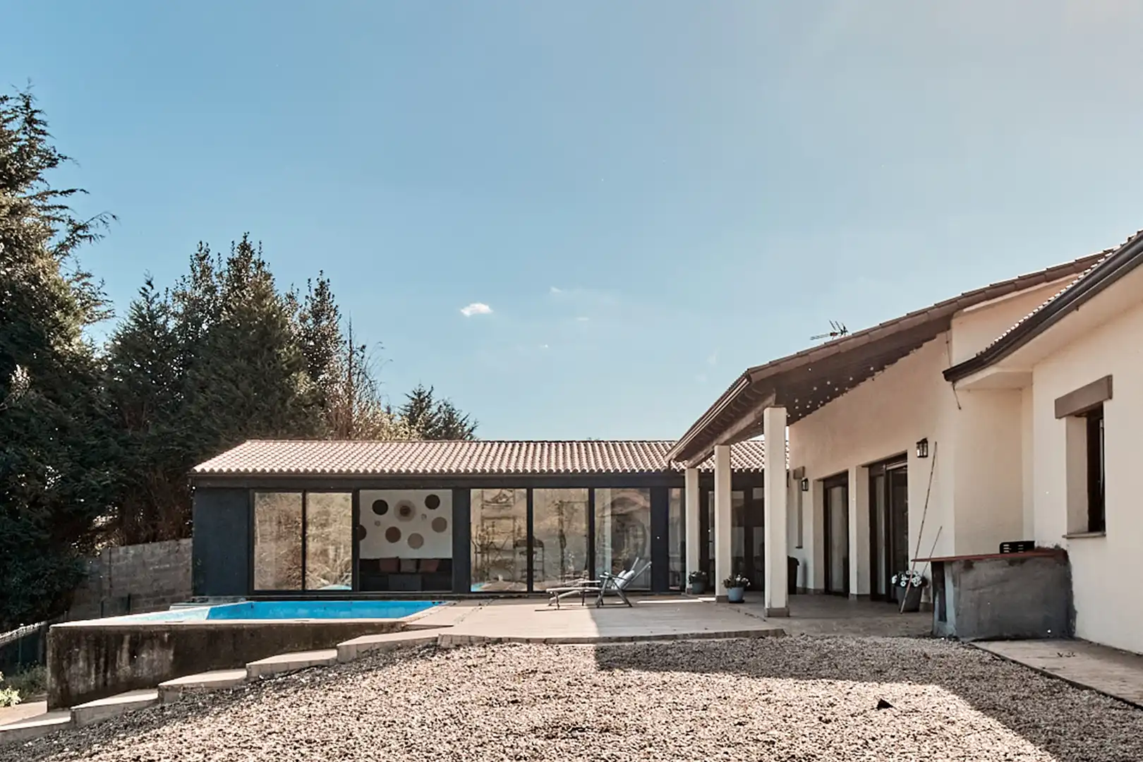 Vista exterior de Casa o xalet en venda en Bergondo amb Calefacció, Jardí privat i Piscina
