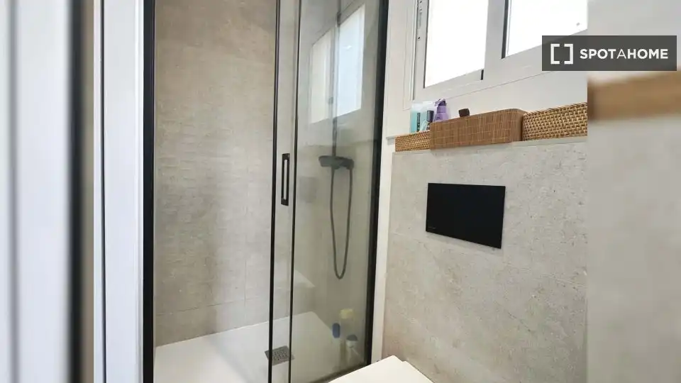 Bathroom of Flat for rent in L'Hospitalet de Llobregat  with Air Conditioner, Heating and Furnished