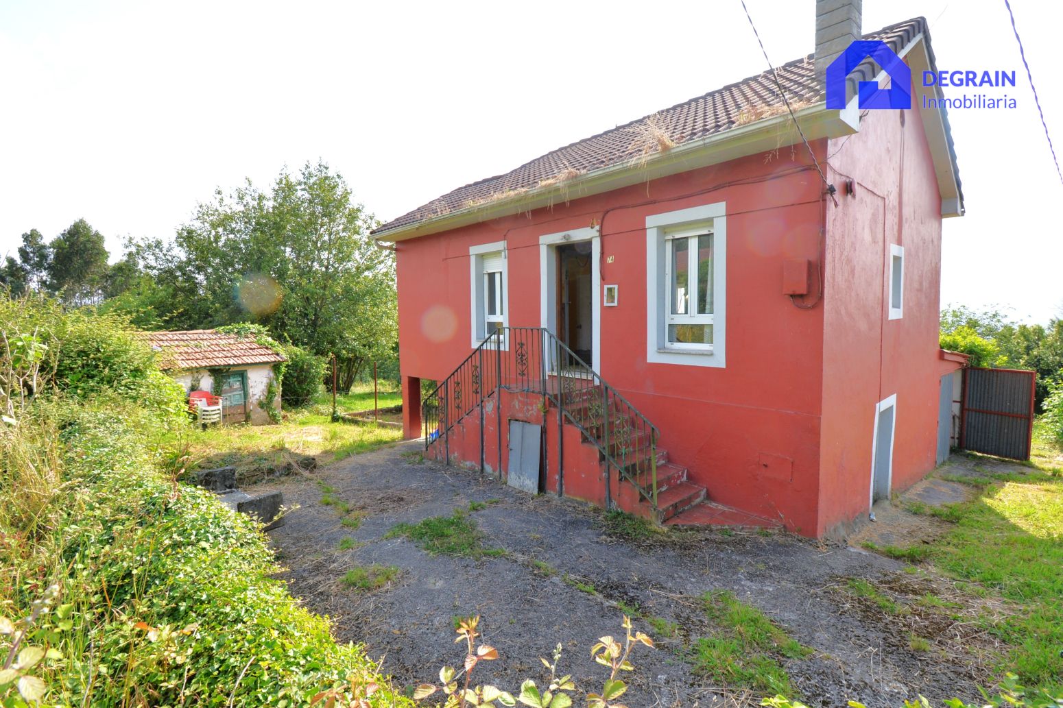 Vista exterior de Casa o xalet en venda en Las Regueras   amb Jardí privat i Traster