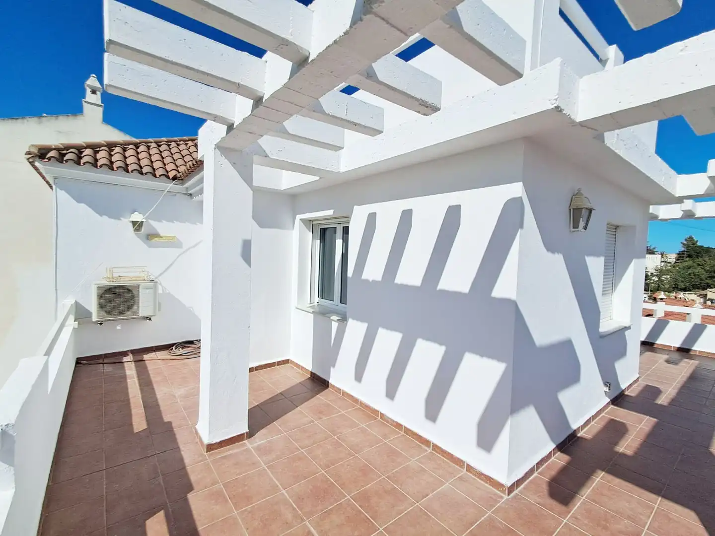 Terrassa de Casa adosada en venda en Benalmádena amb Aire condicionat, Calefacció i Jardí privat