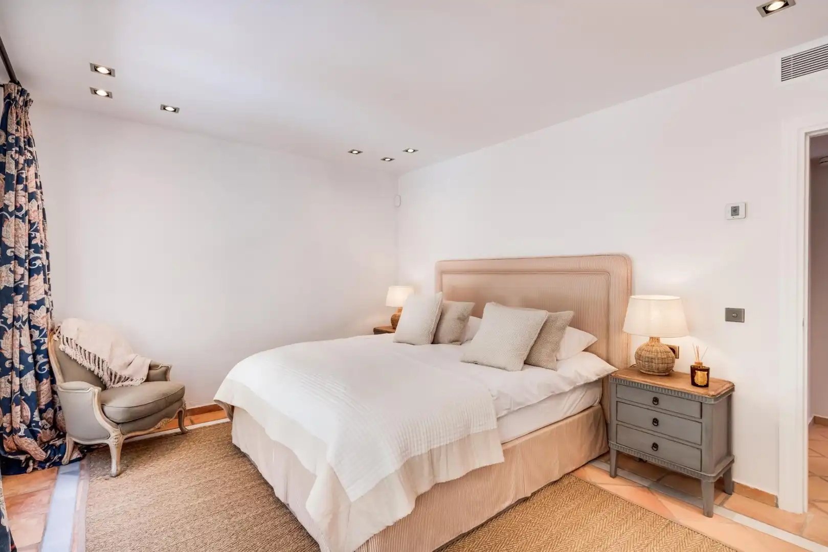 Habitación de Planta baja en venta en Benahavís con Aire acondicionado, Jardín privado y Terraza