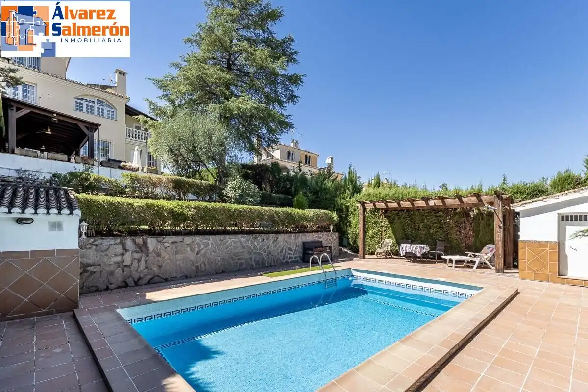 Swimming pool of Houses for sale in Altos de la Zubia