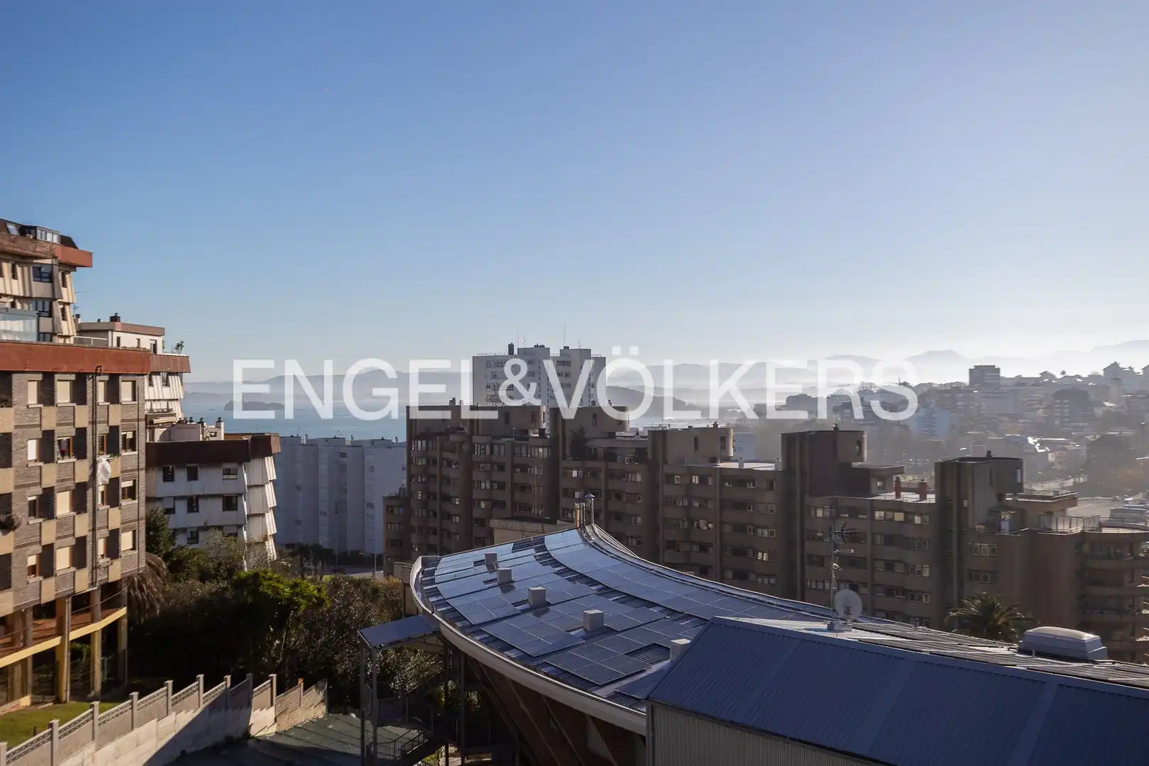 Außenansicht von Einfamilien-Reihenhaus zum Verkauf in Santander mit Heizung, Privatgarten und Terrasse