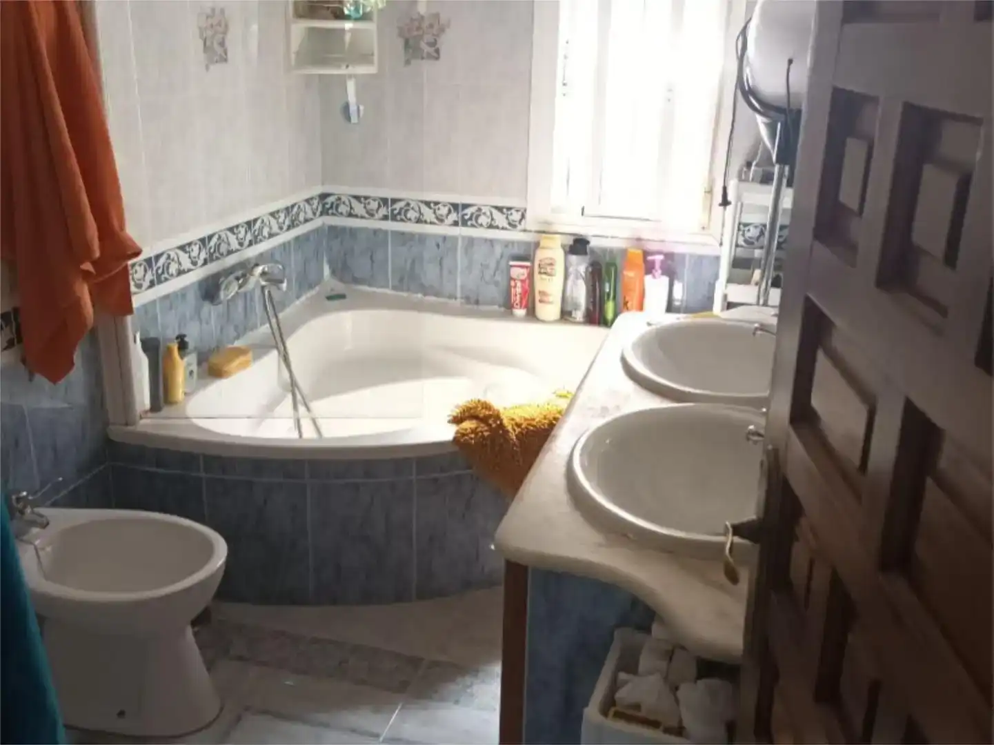 Bathroom of Houses for rent in Gines  with Air Conditioner, Private garden and Storage room