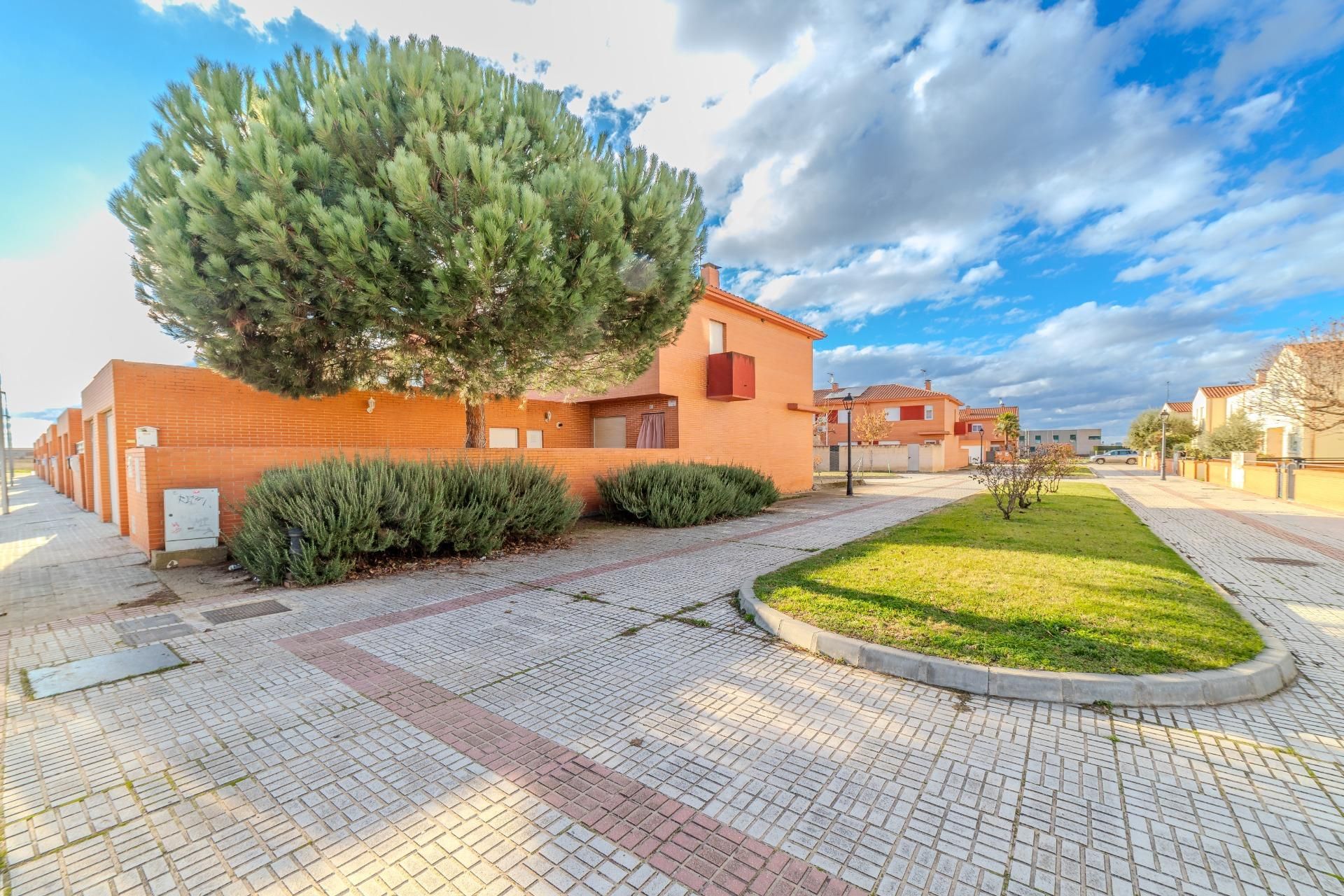 Vista exterior de Casa adosada de lloguer en Villaralbo amb Calefacció, Traster i Balcó