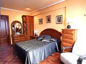 Dormitori de Pis de lloguer en A Coruña Capital  amb Parquet, Moblat i Forn