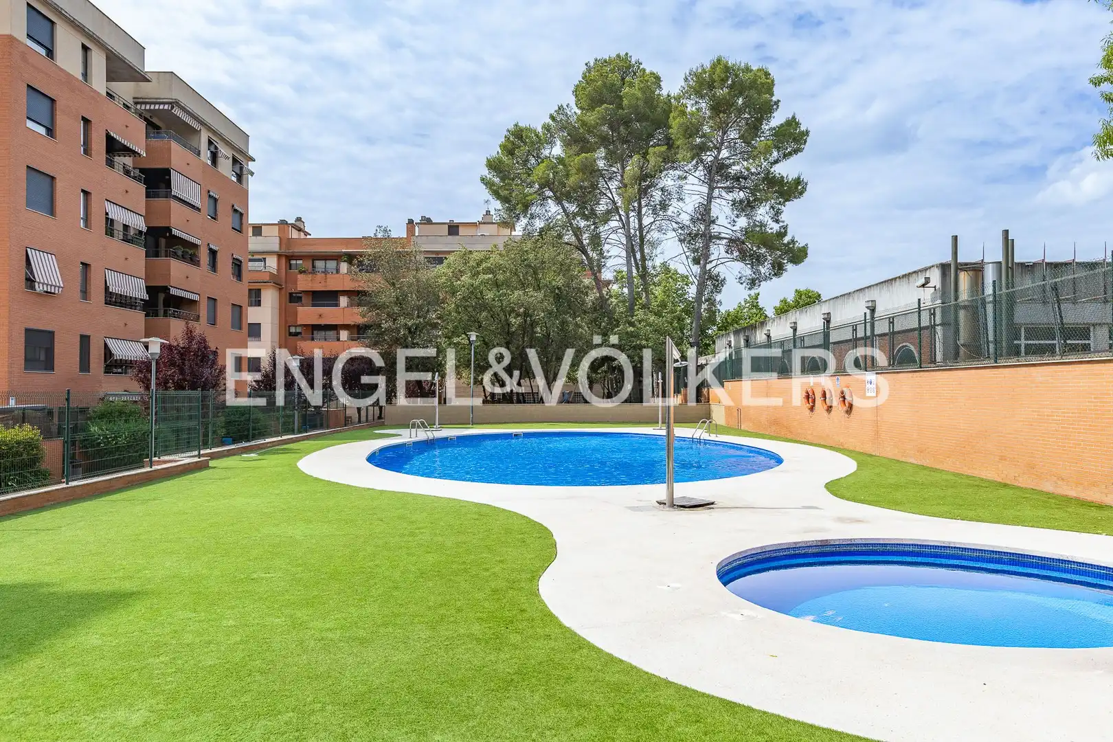 Piscina de Piso en venta en Sabadell con Aire acondicionado, Calefacción y Jardín privado