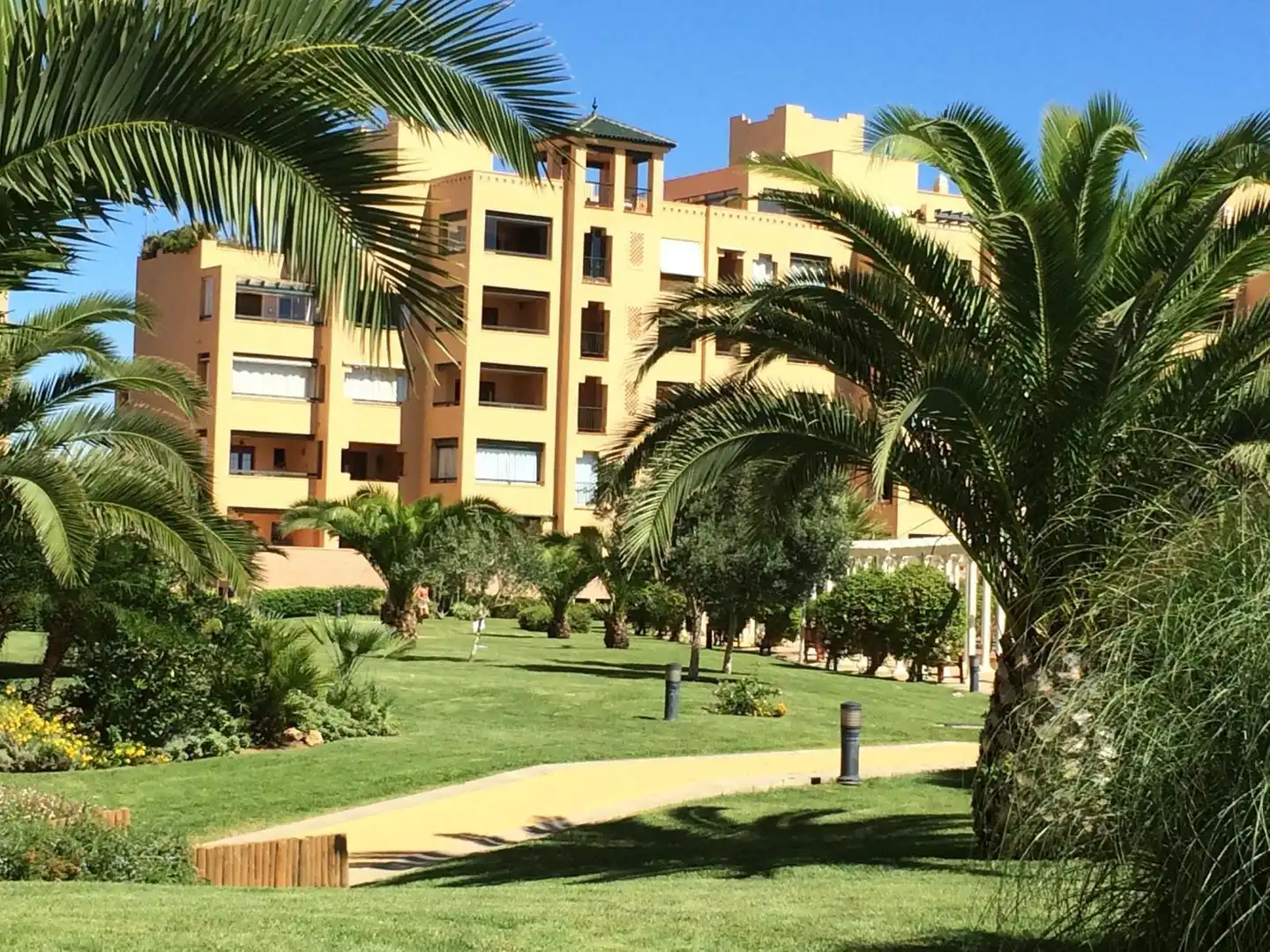 Vista exterior de Apartamento de alquiler en Ayamonte con Terraza, Amueblado y Piscina comunitaria