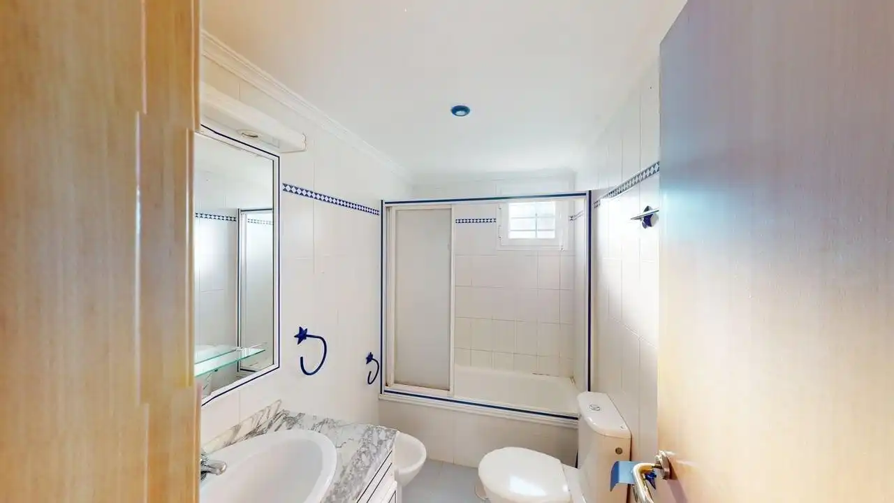 Baño de Casa adosada en venta en Bollullos de la Mitación con Aire acondicionado, Terraza y Piscina