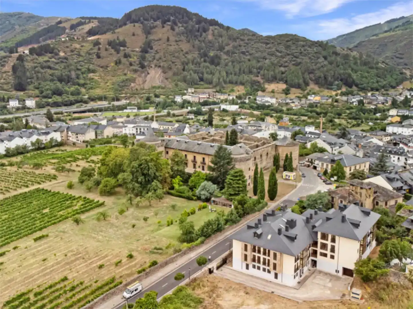 Vista exterior de Piso en venta en Villafranca del Bierzo, León