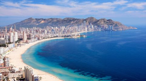 Estupendo piso en playa de poniente de Benidorm, con 4 habitaciones y 3 baños