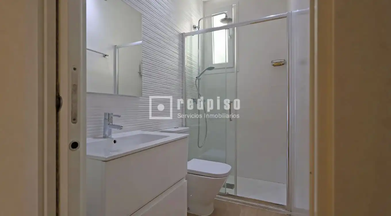 Baño de Piso de alquiler en Madrid con Aire acondicionado y Calefacción