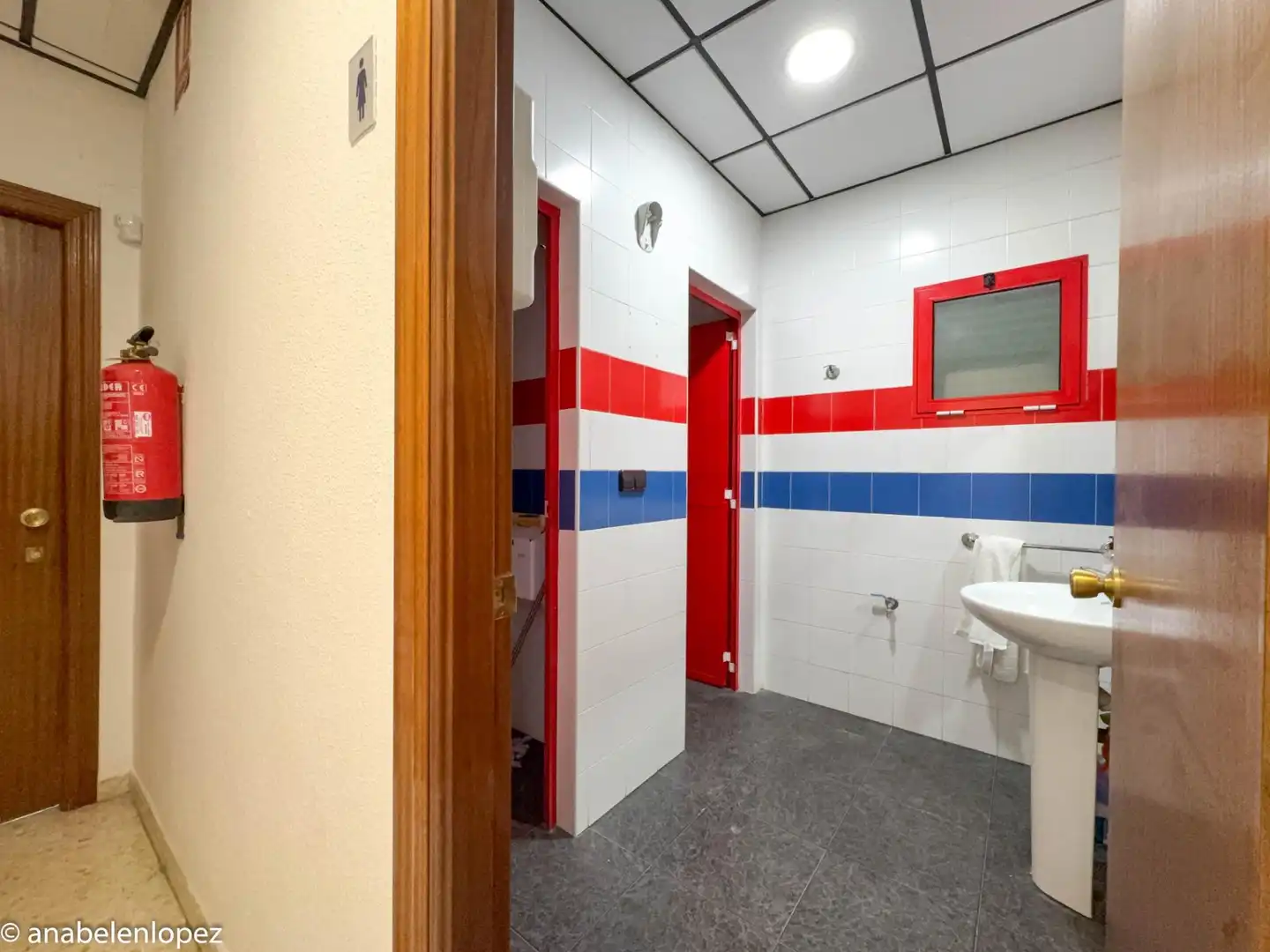 Badezimmer von Büro zur Miete in Badajoz mit Klimaanlage