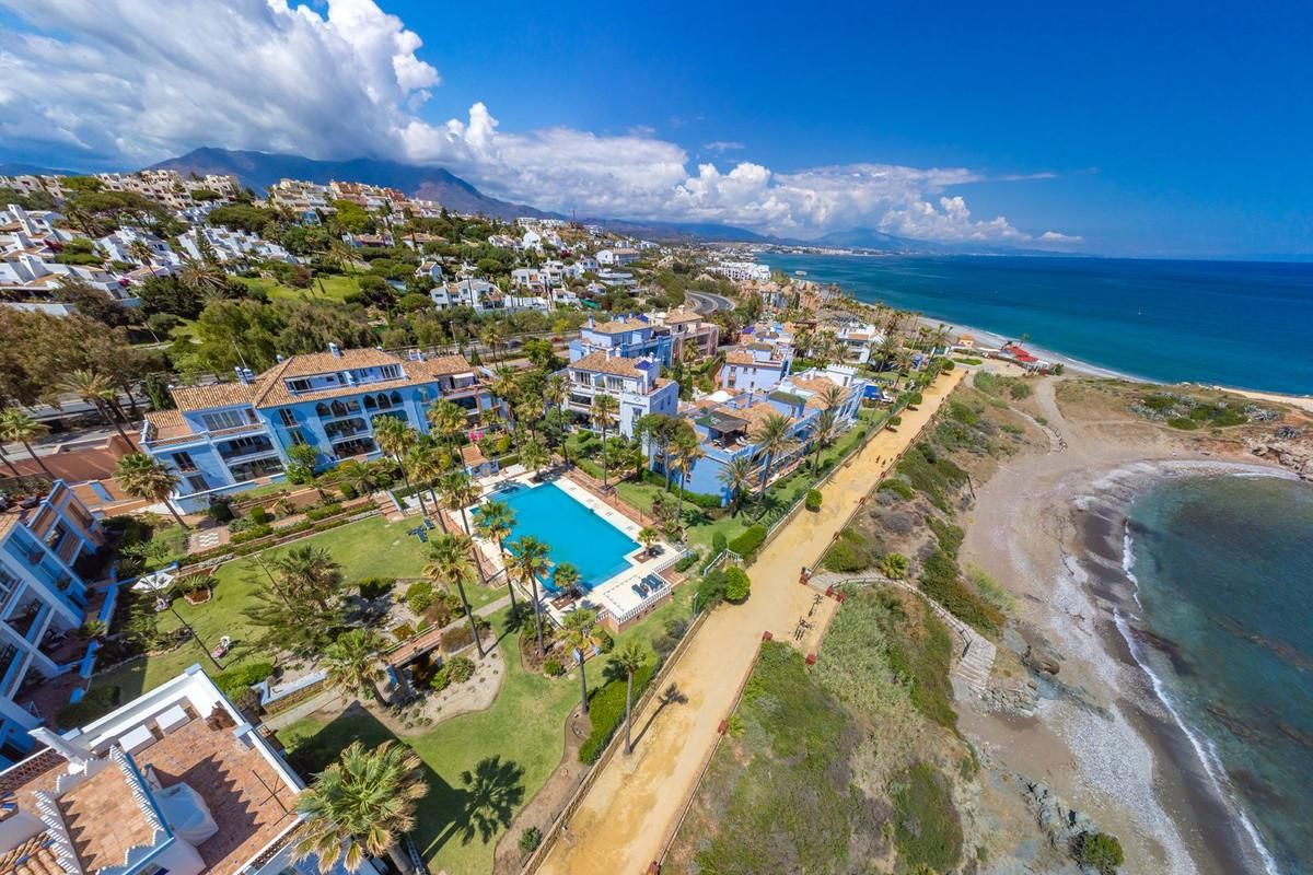 Vista exterior de Apartament en venda en Casares amb Aire condicionat, Jardí privat i Terrassa