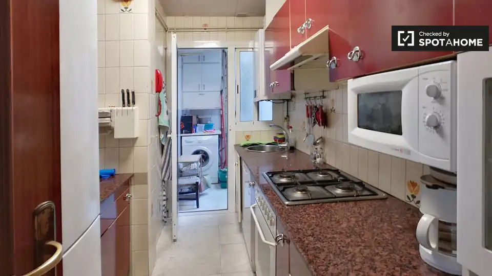 Cuina de Pis de lloguer en Barcelona amb Aire condicionat, Calefacció i Moblat