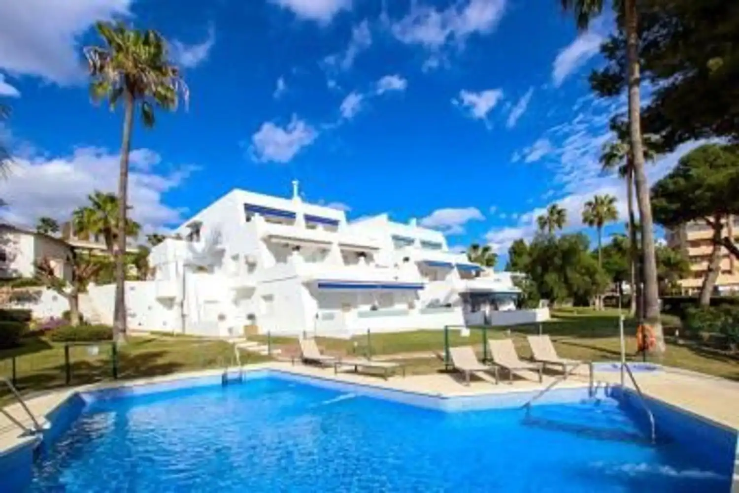 Außenansicht von Wohnung zum Verkauf in Marbella mit Klimaanlage, Privatgarten und Terrasse