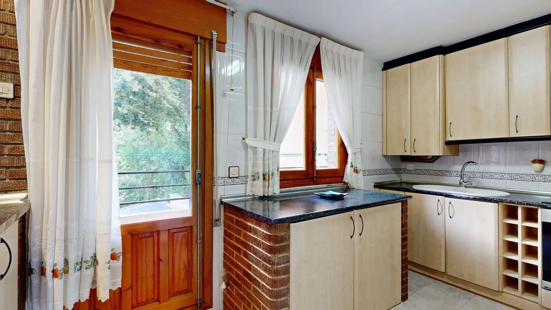 Cuina de Casa o xalet en venda en Zaragoza amb Calefacció, Terrassa i Moblat