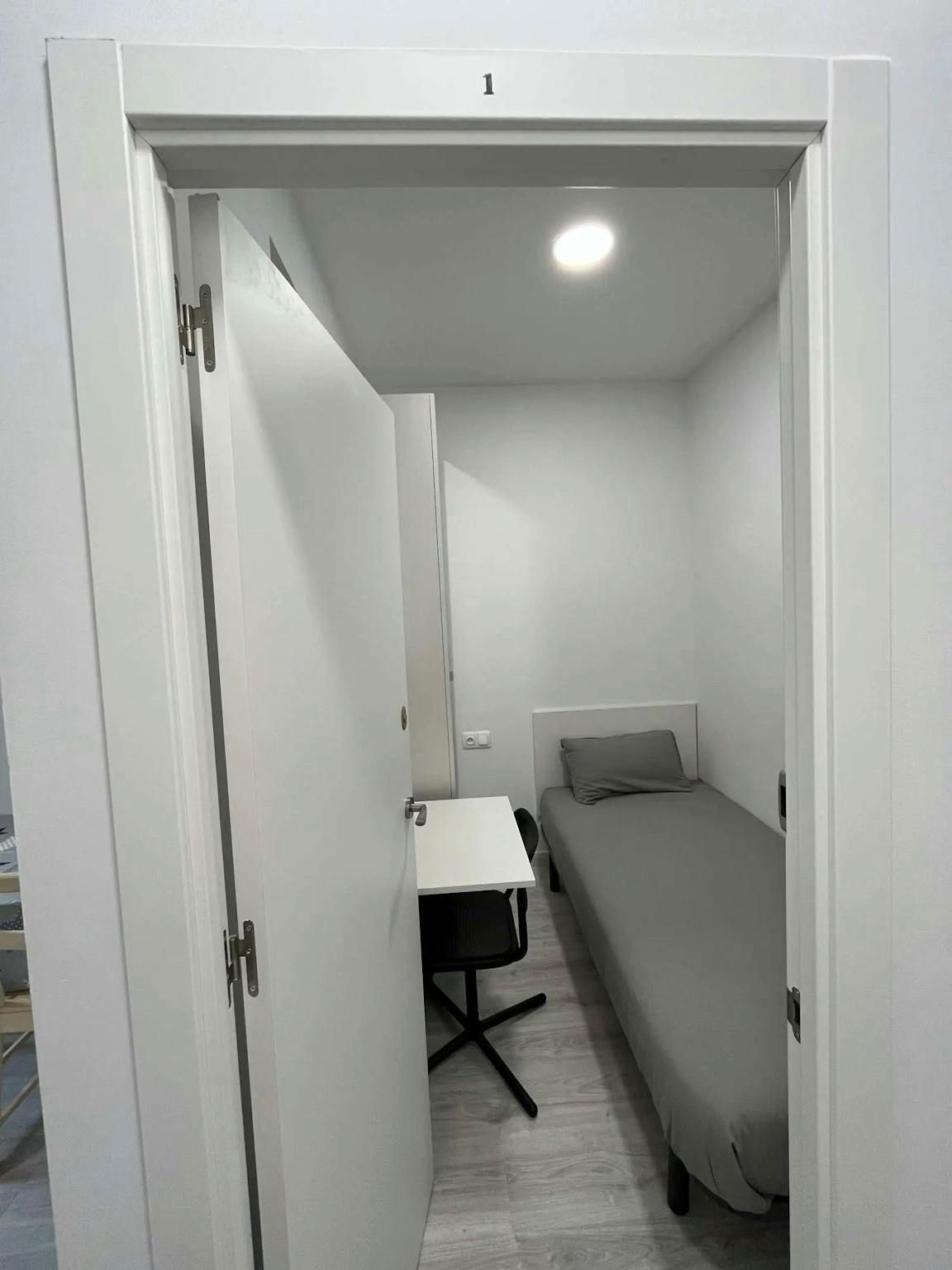 Bedroom of Flat to share in  Barcelona Capital  with Furnished and Washing machine