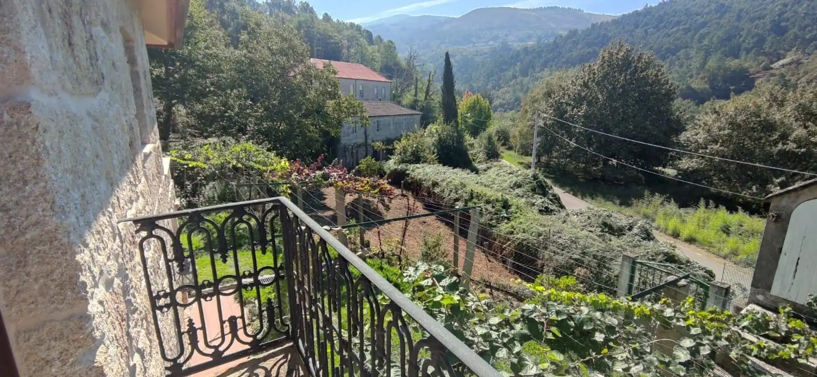 Vista exterior de Casa o xalet en venda en Crecente amb Jardí privat i Moblat