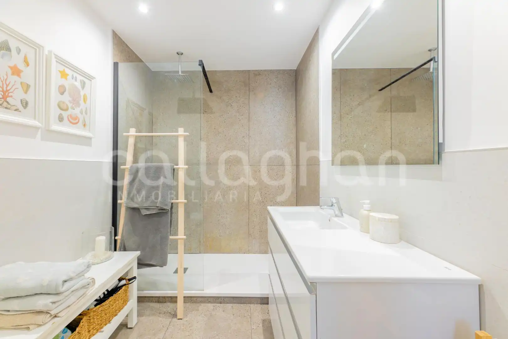 Baño de Casa adosada en venta en Rocafort con Aire acondicionado, Calefacción y Jardín privado